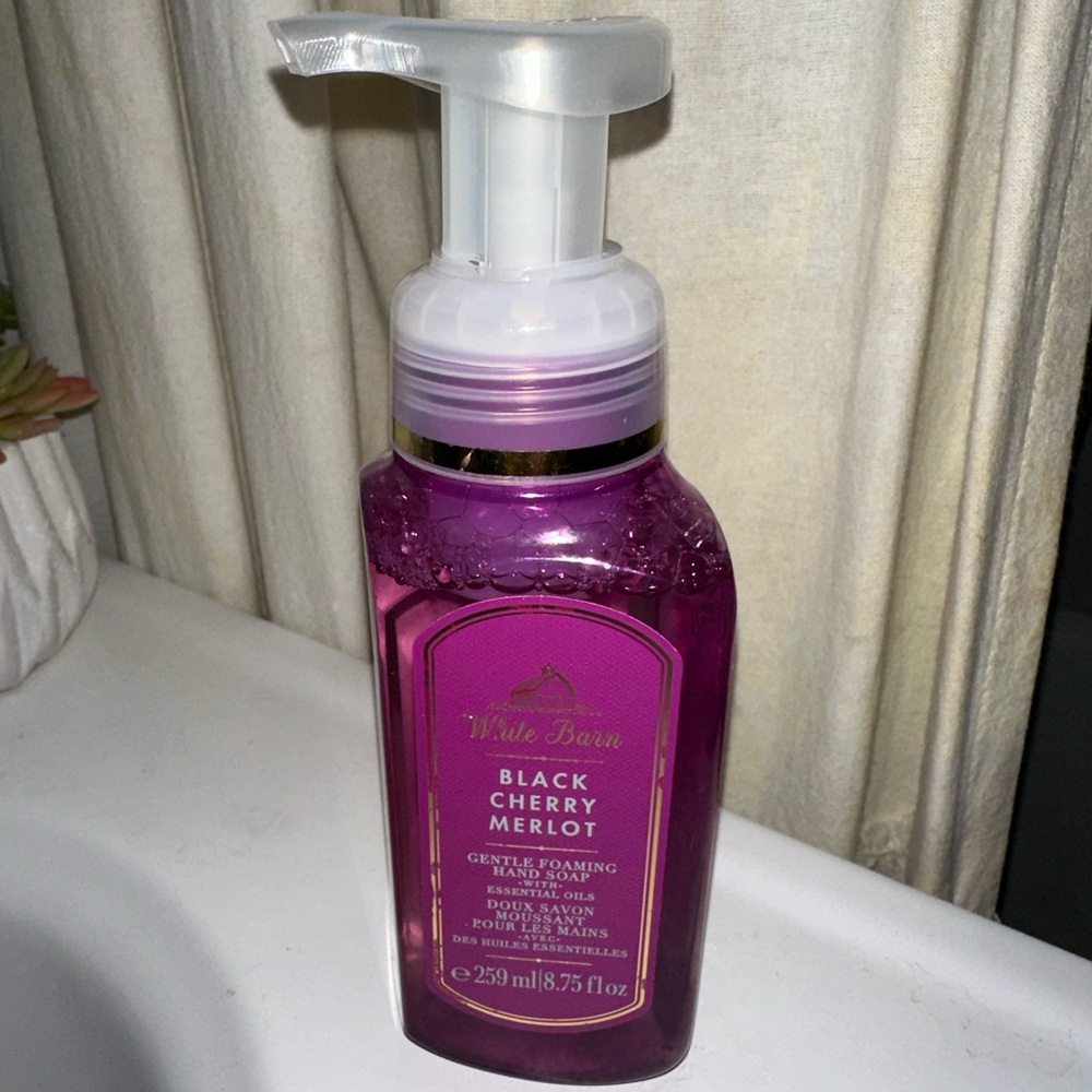 White Barn Black Cherry Merlot Foaming Hand Soap